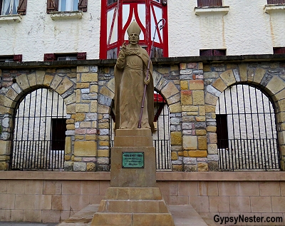 A statue of Don Cristóbal de Rojas y Sandova stands in Hondarribia, Spain