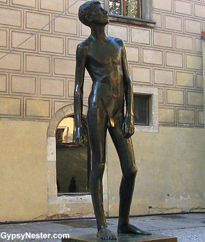 Statue in Prague Castle, rubbed in an usual way