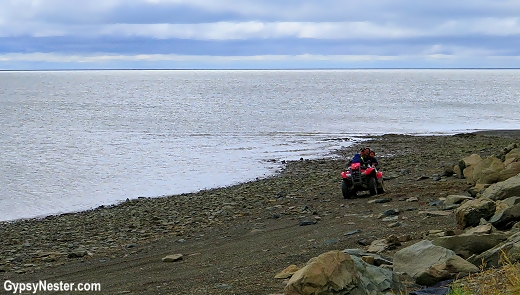 A praia na aldeia Yupik de Nunakauyak, ou Toksook Bay, uma aldeia Yupik no sudoeste do Alasca