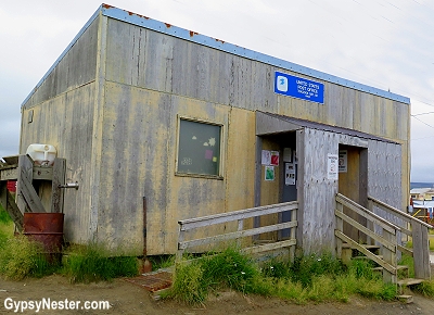 Das Postamt im Yupik-Dorf Nunakauyak, oder Toksook Bay, ein Yupik-Dorf im Südwesten Alaskas