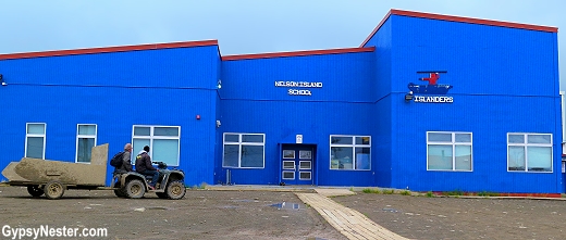 De school in het Yupik-dorp Nunakauyak, of Toksook Bay, in het zuidwesten van Alaska