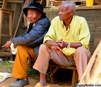 Chagga mannen in het dorp Rau in Tanzania