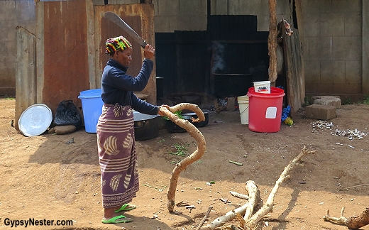 La escuela en Rau, Tanzania, no tiene electricidad, por lo que la cocina está afuera y la comida se cocina a fuego abierto