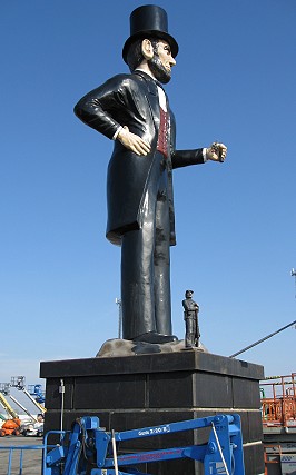 Ginonormous Abe Lincoln in Kankakee Illinois