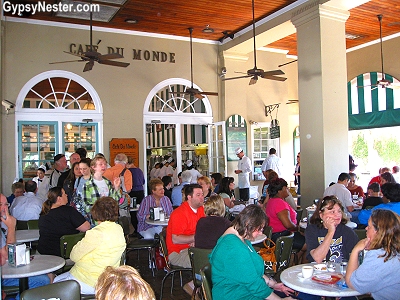 Cafe du Monde in the French Quarter of New Orleans, Louisiana