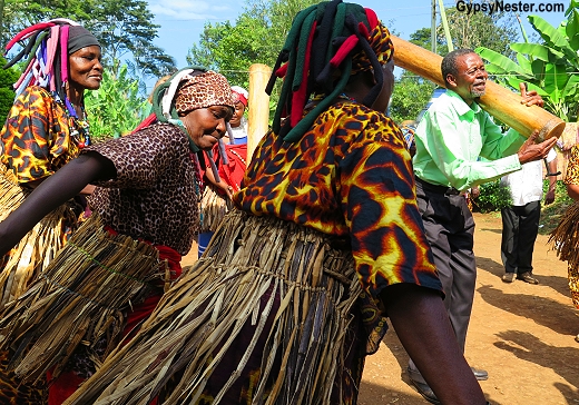 Chagga Frau im traditionellen Gewand tanzen in Tansania, Afrika