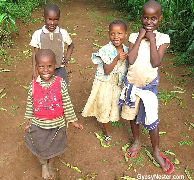 crianças Chagga na Tanzânia, África. Com A Discover Corps.