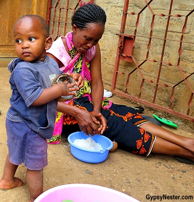  Un bambino mangia una noce di cocco in Tanzania, Africa. Con Discover Corps