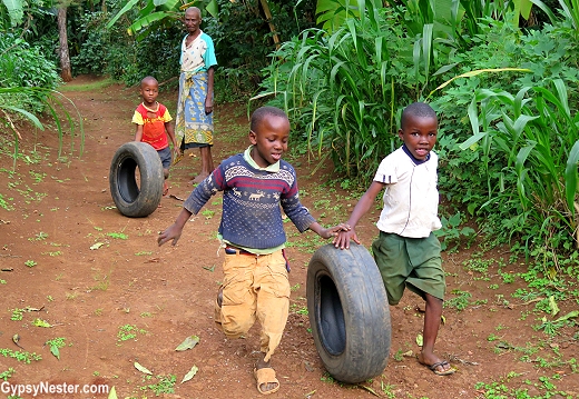  Chagga barn rulla däck i Tanzania, Afrika. Med Discover Corps